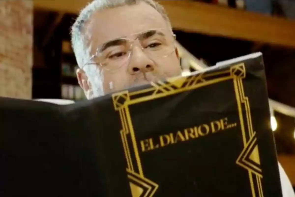Captura de Jorge Javier Vázquez leyendo un libro titulado Captura de Jorge Javier Vázquez leyendo un libro titulado