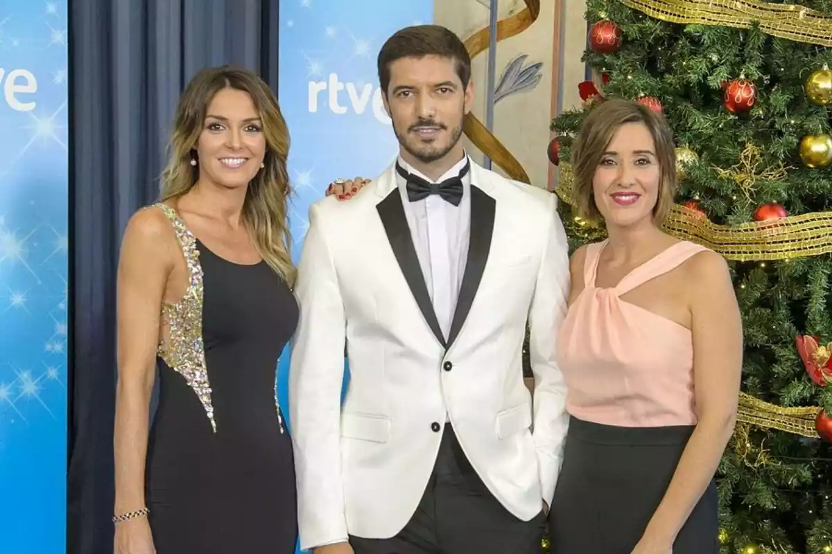 Fotografía de Sandra Daviú, Blanca Benlloch y Diego Burbano como presentadores de la lotería de rtve Fotografía de Sandra Daviú, Blanca Benlloch y Diego Burbano como presentadores de la lotería de rtve
