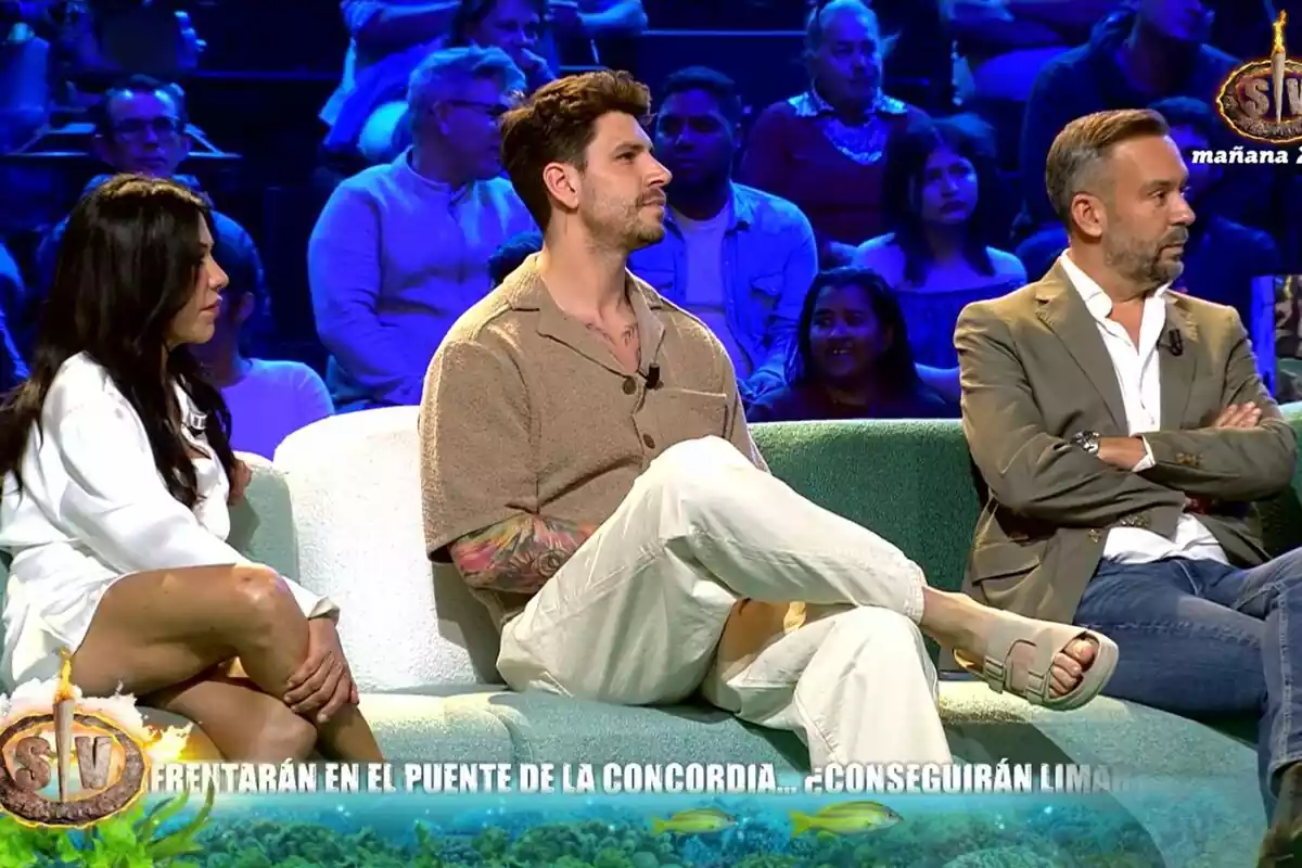 Captura de Diego Matamoros sonriendo en el plató de Supervivientes junto a Maite Galdeano y Kike Calleja Captura de Diego Matamoros sonriendo en el plató de Supervivientes junto a Maite Galdeano y Kike Calleja