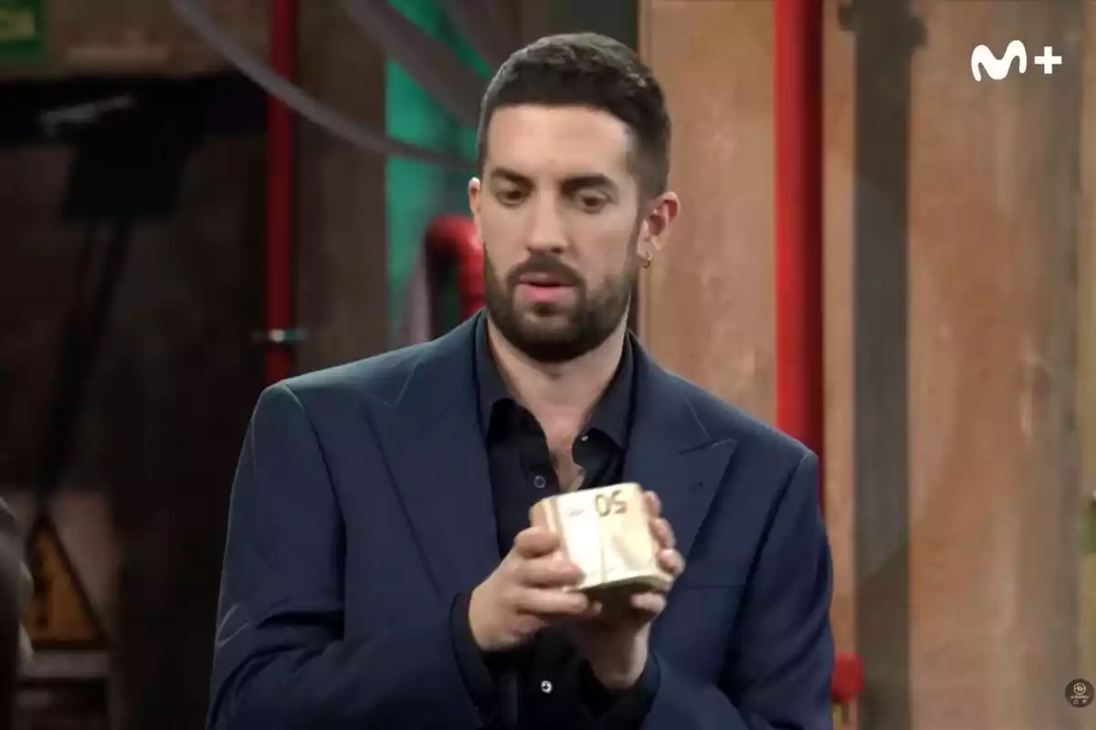 Captura de David Broncano con un fajo de billetes en La Resistencia de Movistar Plus+ Captura de David Broncano con un fajo de billetes en La Resistencia de Movistar Plus+