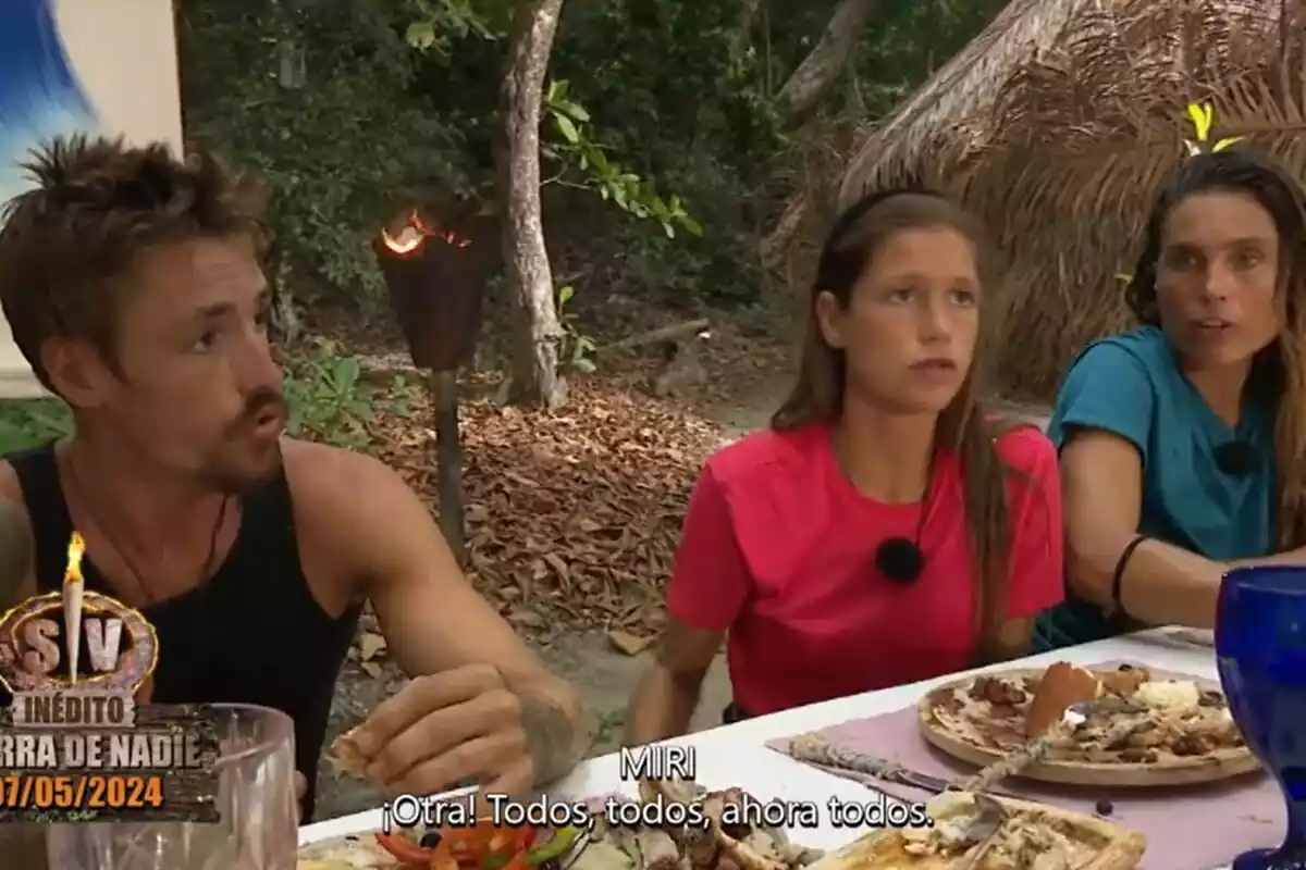 Captura de una discusión de Gorka Ibarguren contra Miri Pérez Cabrero junto a Blanca Manchón en Supervivientes Captura de una discusión de Gorka Ibarguren contra Miri Pérez Cabrero junto a Blanca Manchón en Supervivientes