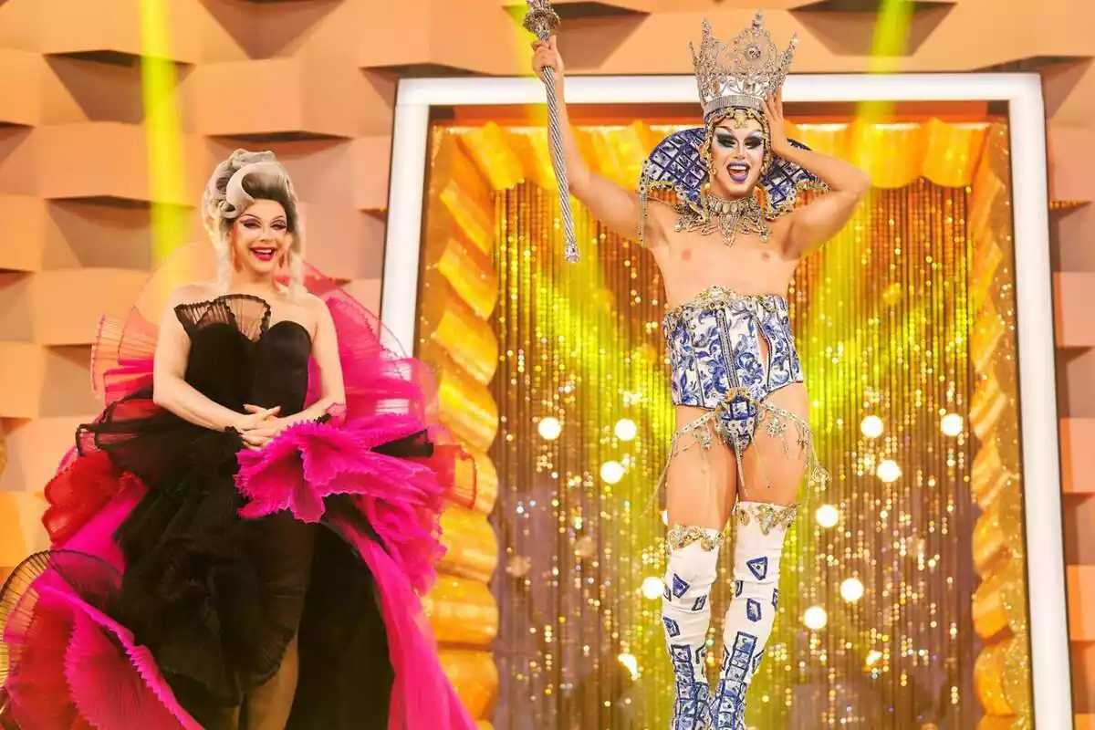 Fotografía de Drag Sethlas junto a Supremme de Luxe con la corona y el centro de ganadora de Drag Race España: All Stars en atresplayer Fotografía de Drag Sethlas junto a Supremme de Luxe con la corona y el centro de ganadora de Drag Race España: All Stars en atresplayer