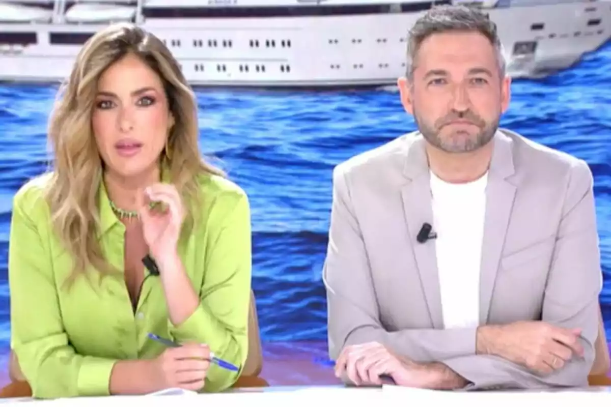 Verónica Dulanto i Frank Blanco estan asseguts a 'Tardear' amb un fons de mar i un vaixell, la dona porta una camisa verda i l'home una americana clara. Verónica Dulanto i Frank Blanco estan asseguts a 'Tardear' amb un fons de mar i un vaixell, la dona porta una camisa verda i l'home una americana clara.