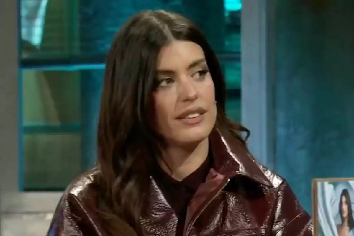Dulceida con cabello oscuro y chaqueta marrón aparece en un entorno interior iluminado en 'La Revuelta'.