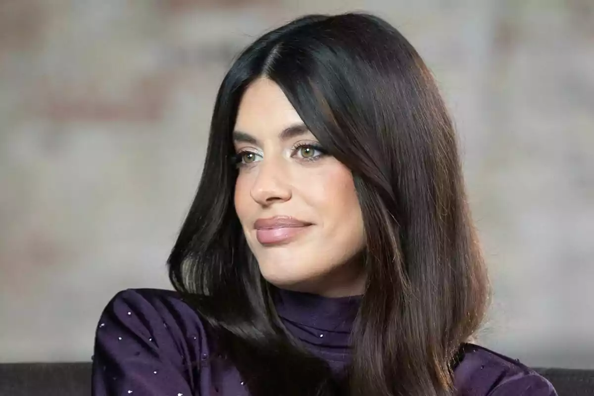Dulceida con cabello oscuro y liso mirando hacia un lado con una expresión serena y un fondo desenfocado en su docuserie Dulceida al desnudo.
