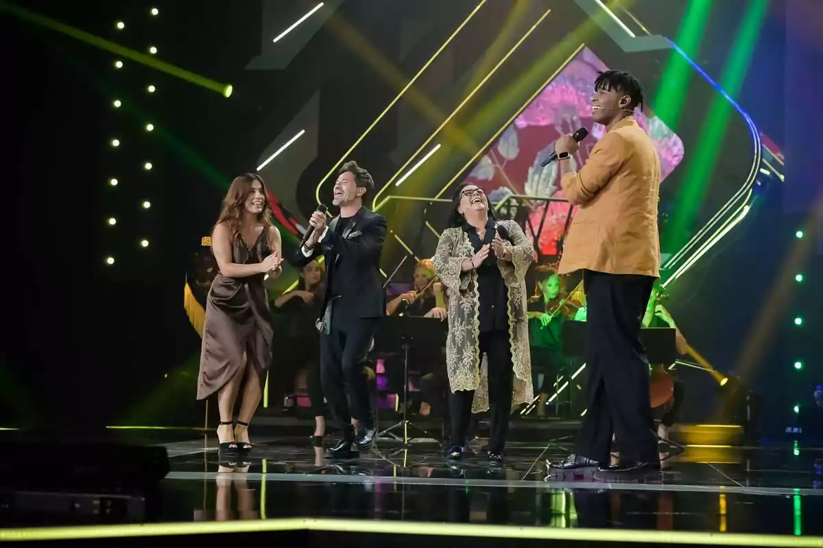 Captura de David de María, Julia Medina, María del Monte y Famous cantando en Dúos Increíbles Captura de David de María, Julia Medina, María del Monte y Famous cantando en Dúos Increíbles