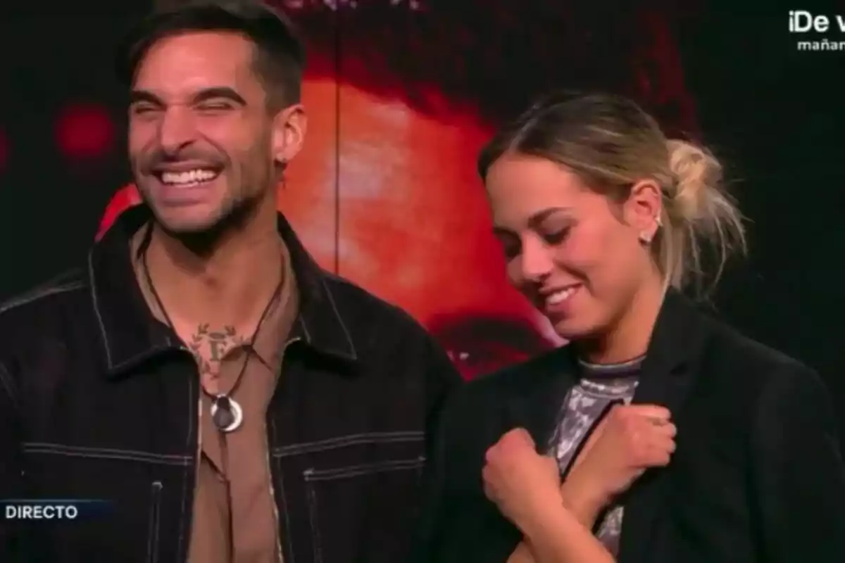 Edi y Violeta sonríen y parecen estar disfrutando de un momento juntos en Gran Hermano. Edi y Violeta sonríen y parecen estar disfrutando de un momento juntos en Gran Hermano.