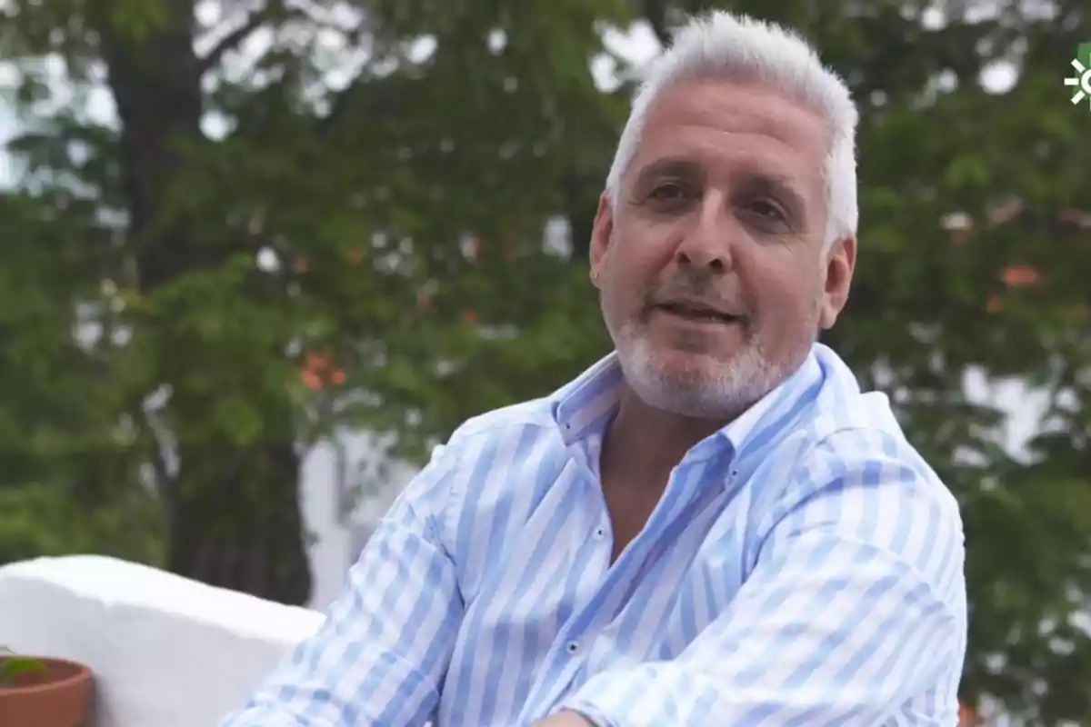 Foto de Eduardo Bandera, con pelo blanco, barba y camisa de rayas, en Canal Sur Foto de Eduardo Bandera, con pelo blanco, barba y camisa de rayas, en Canal Sur
