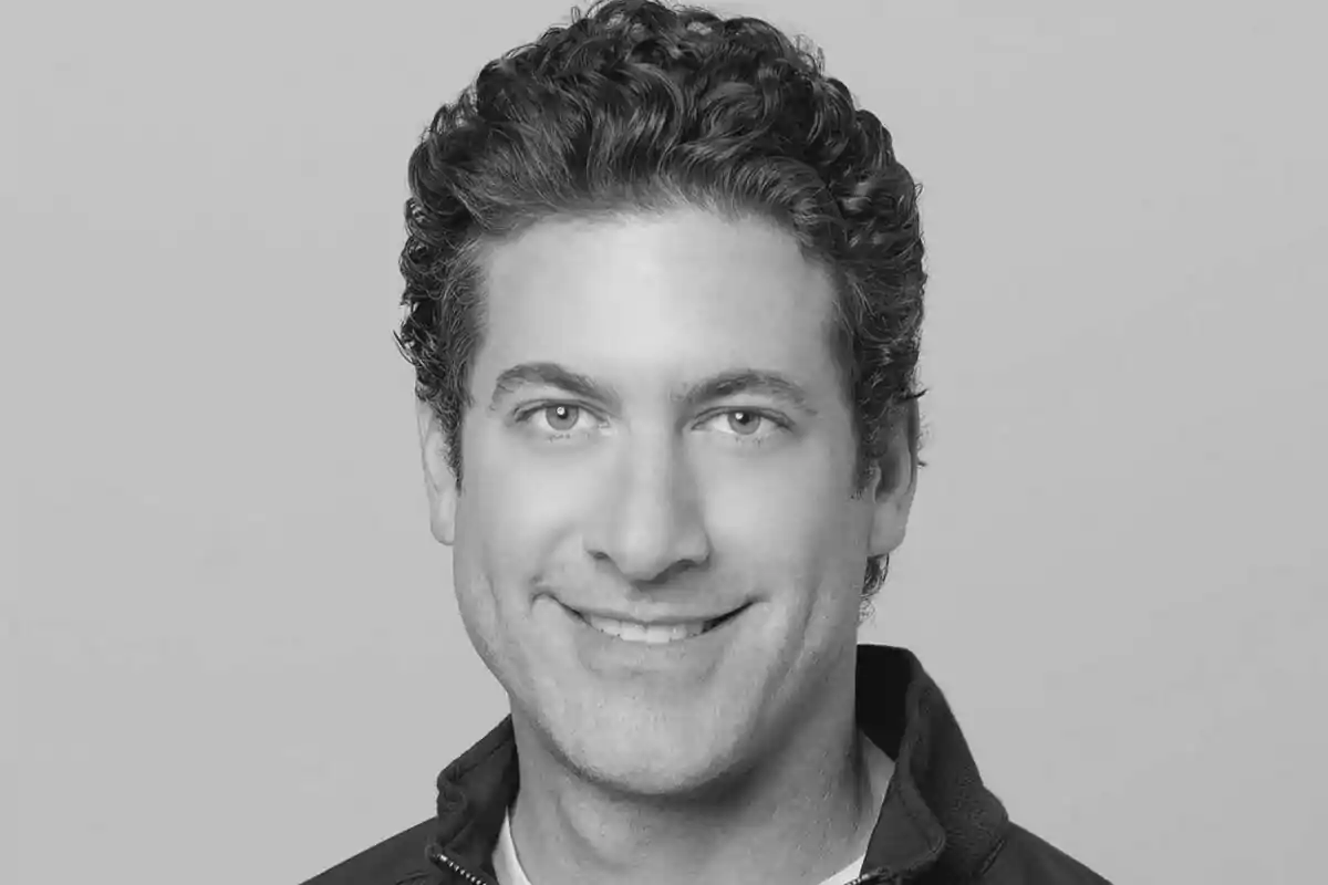 Fotografía en blanco y negro de Eduardo Xol con cabello rizado y una ligera sonrisa.