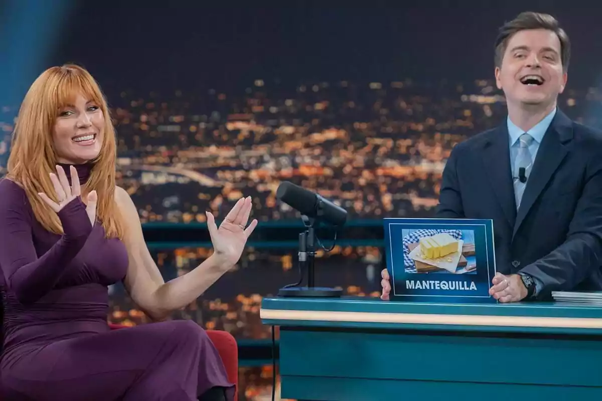 Edurne y Marc Giró sonríen en Late Xou, el hombre sostiene un cartel con la palabra Edurne y Marc Giró sonríen en Late Xou, el hombre sostiene un cartel con la palabra