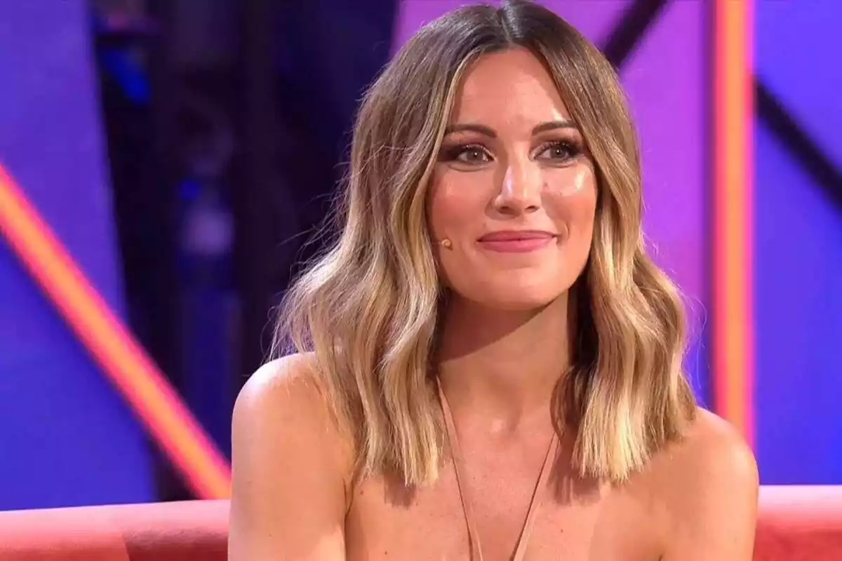 Plano corto de la cantante Edurne, con rostro feliz, sentada en un plató de televisión Plano corto de la cantante Edurne, con rostro feliz, sentada en un plató de televisión
