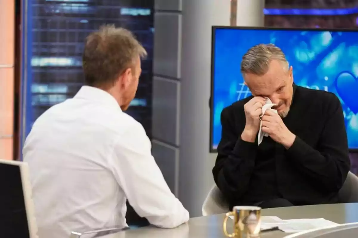 Pablo Motos y Miguel Bosé sentadas en 'El Hormiguero', una de ellas parece estar emocionada y se seca las lágrimas con un pañuelo. Pablo Motos y Miguel Bosé sentadas en 'El Hormiguero', una de ellas parece estar emocionada y se seca las lágrimas con un pañuelo.
