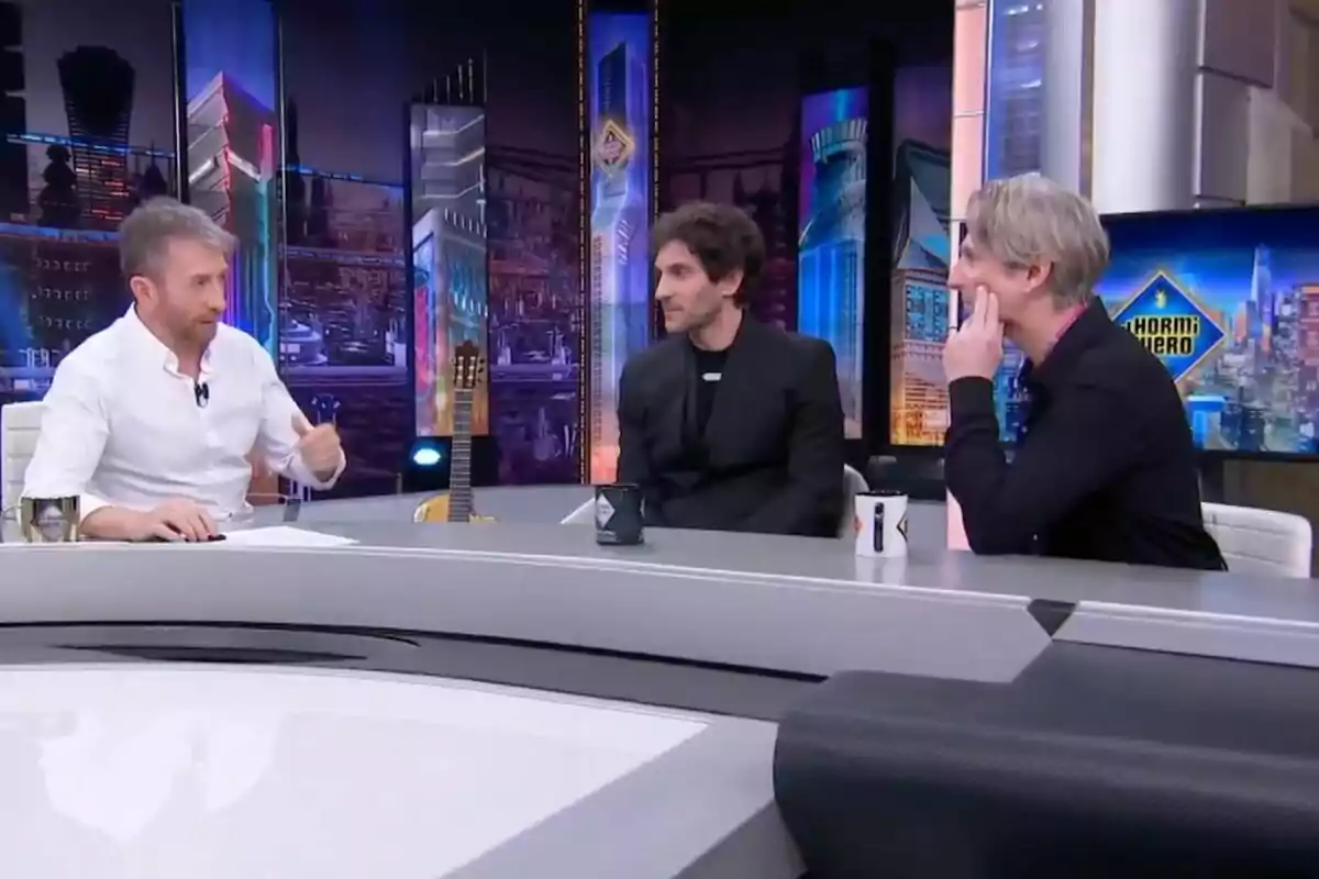 Pablo Motos, Quim Gutiérrez y Ernesto Alterio conversan en 'El Hormiguero' con una guitarra en el fondo y tazas sobre la mesa. Pablo Motos, Quim Gutiérrez y Ernesto Alterio conversan en 'El Hormiguero' con una guitarra en el fondo y tazas sobre la mesa.