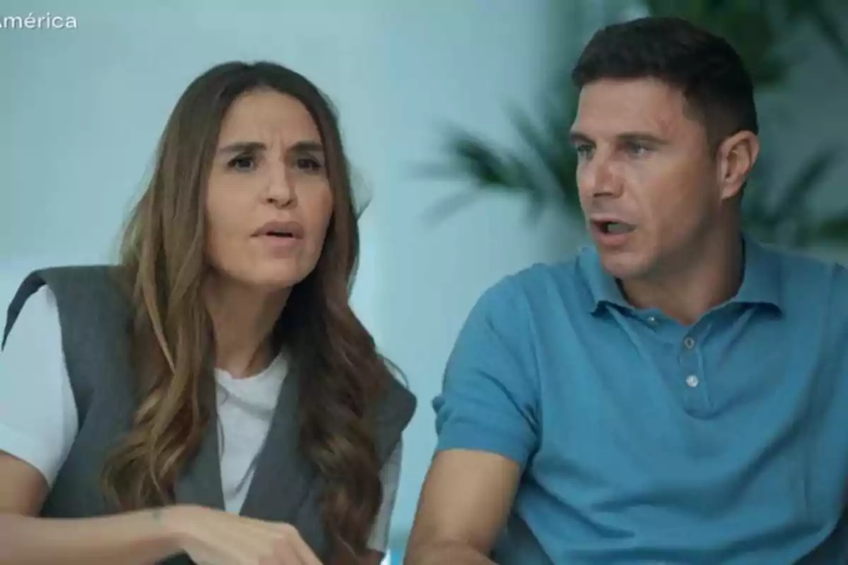 Susana Saborido y Joaquín Sánchez sentadas parecen estar conversando intensamente en un entorno interior. Captura de 'El Capitán en América' Susana Saborido y Joaquín Sánchez sentadas parecen estar conversando intensamente en un entorno interior. Captura de 'El Capitán en América'