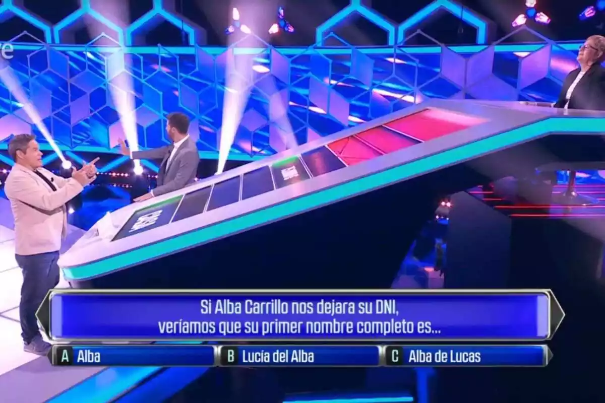 Captura de 'El Cazador' con una pregunta sobre Alba Carrillo Captura de 'El Cazador' con una pregunta sobre Alba Carrillo