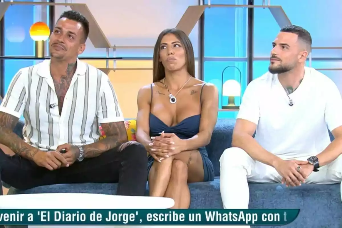 Tres personas sentadas en un sofá durante un programa de televisión, con un mensaje en la parte inferior que dice Tres personas sentadas en un sofá durante un programa de televisión, con un mensaje en la parte inferior que dice