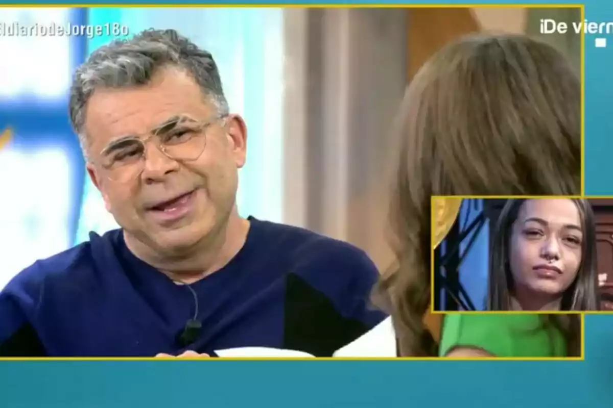 Jorge Javier Vázquez con gafas y cabello canoso está hablando en El Diario de Jorge, mientras una mujer aparece en un recuadro pequeño en la esquina inferior derecha. Jorge Javier Vázquez con gafas y cabello canoso está hablando en El Diario de Jorge, mientras una mujer aparece en un recuadro pequeño en la esquina inferior derecha.