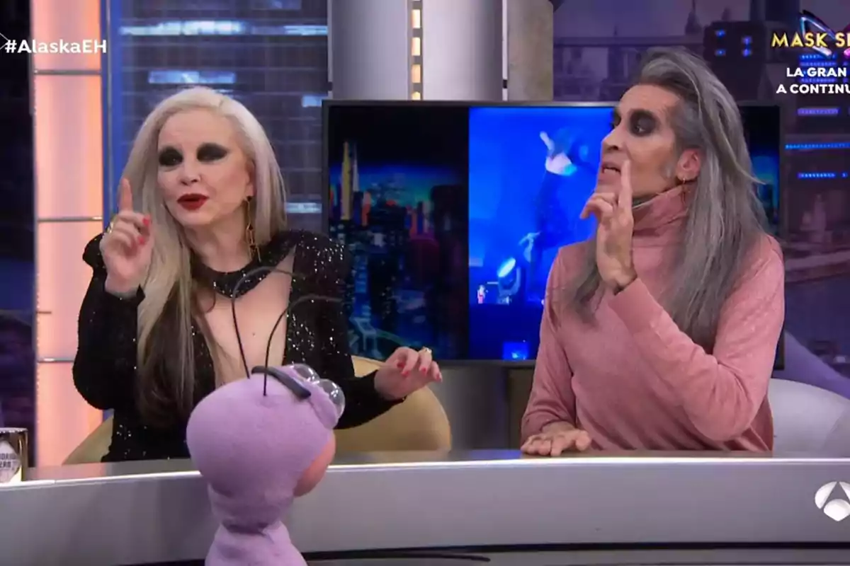 Alaska y Mario Vaquerizo conversando en 'El Hormiguero' con un muñeco en la mesa. Alaska y Mario Vaquerizo conversando en 'El Hormiguero' con un muñeco en la mesa.