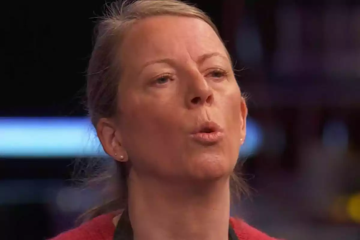 Una persona con expresión facial de sorpresa o concentración en un entorno interior en MasterChef. Una persona con expresión facial de sorpresa o concentración en un entorno interior en MasterChef.