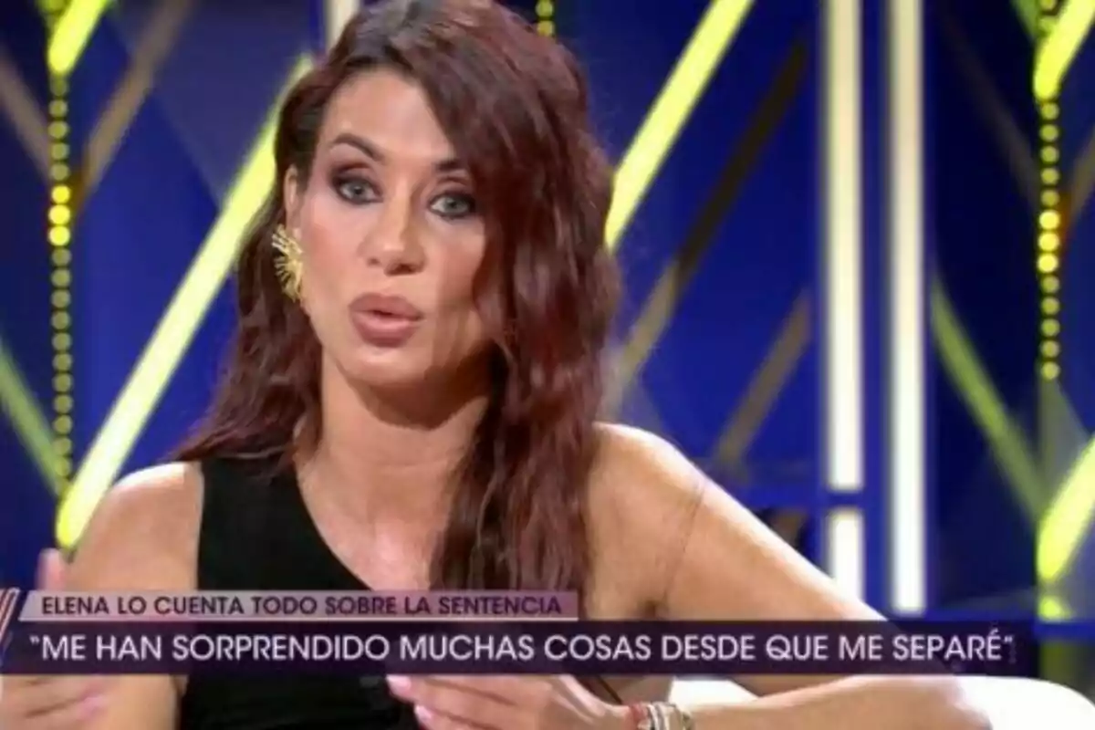 Mujer con cabello largo y oscuro hablando en un programa de televisión, con un rótulo que dice Mujer con cabello largo y oscuro hablando en un programa de televisión, con un rótulo que dice