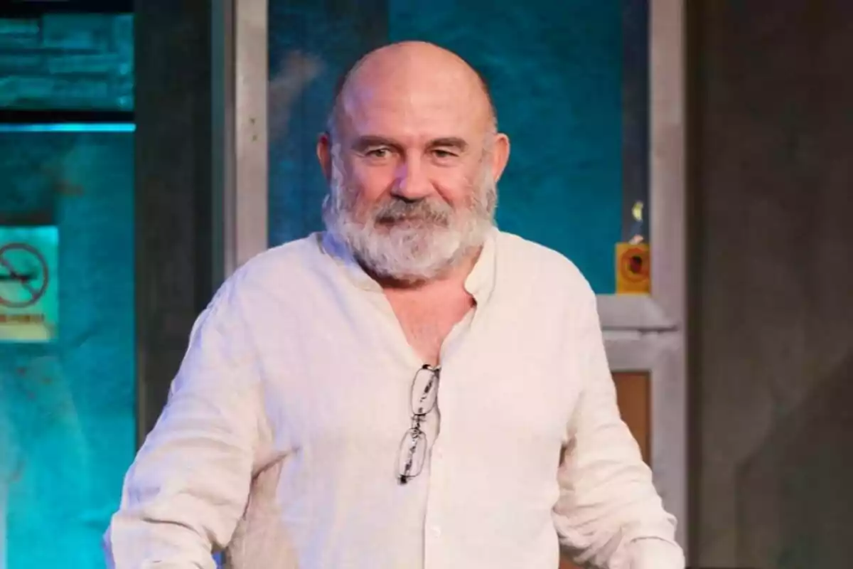 Emilio Gavira amb barba i camisa blanca al plató de La Revuelta. Emilio Gavira amb barba i camisa blanca al plató de La Revuelta.