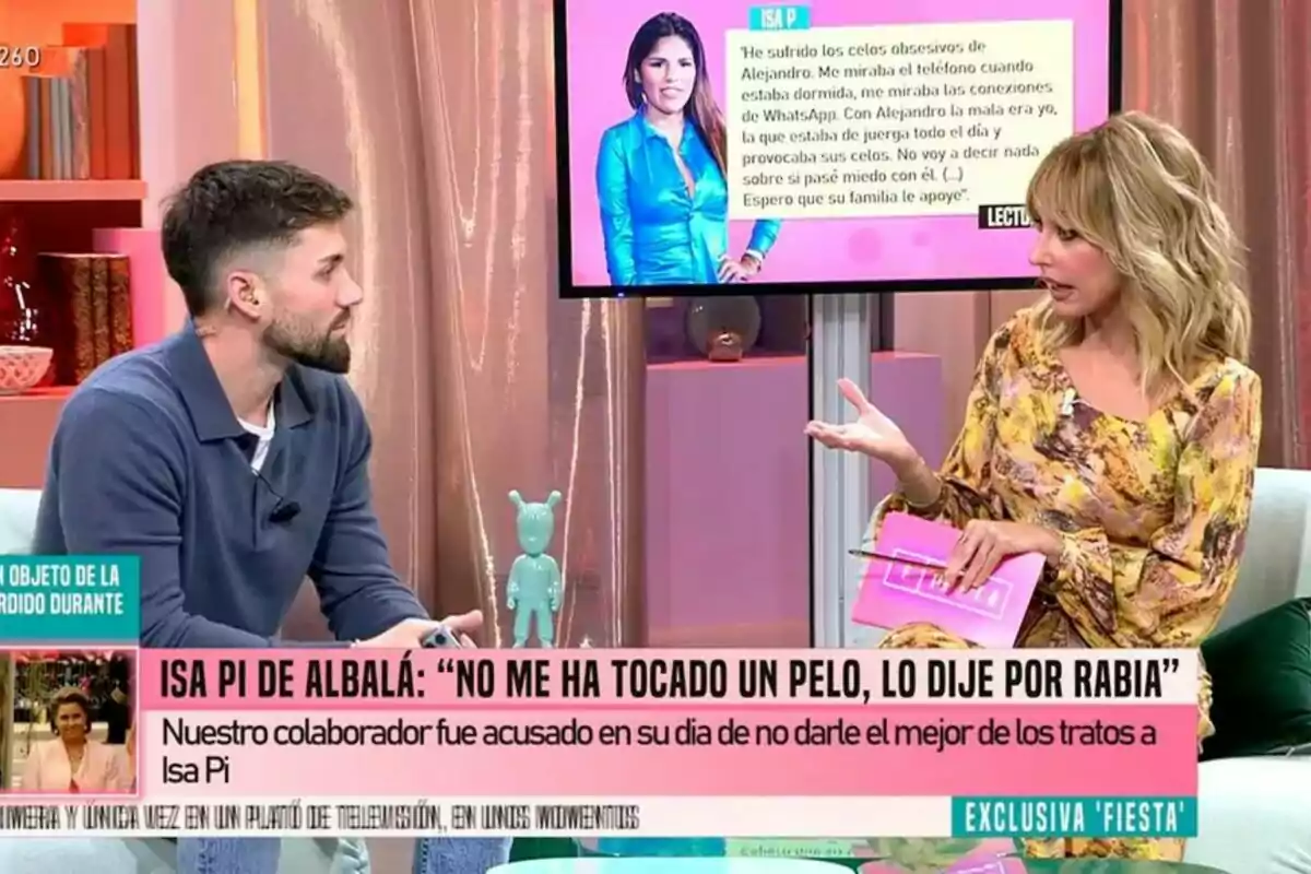 Alejandro Albalá i Emma García conversen al plató de Fiesta, amb una pantalla al darrere que mostra una imatge i text relacionat amb un tema de discussió. Alejandro Albalá i Emma García conversen al plató de Fiesta, amb una pantalla al darrere que mostra una imatge i text relacionat amb un tema de discussió.