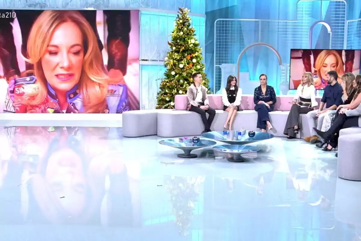 Emma García y los colaboradores de 'Fiesta', sentados en el sofá y con un árbol de Navidad, hablan de Belén Rodríguez Emma García y los colaboradores de 'Fiesta', sentados en el sofá y con un árbol de Navidad, hablan de Belén Rodríguez