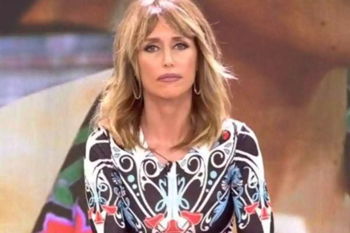 Emma García con expresión seria mirando hacia la cámara en un programa de televisión Emma García con expresión seria mirando hacia la cámara en un programa de televisión