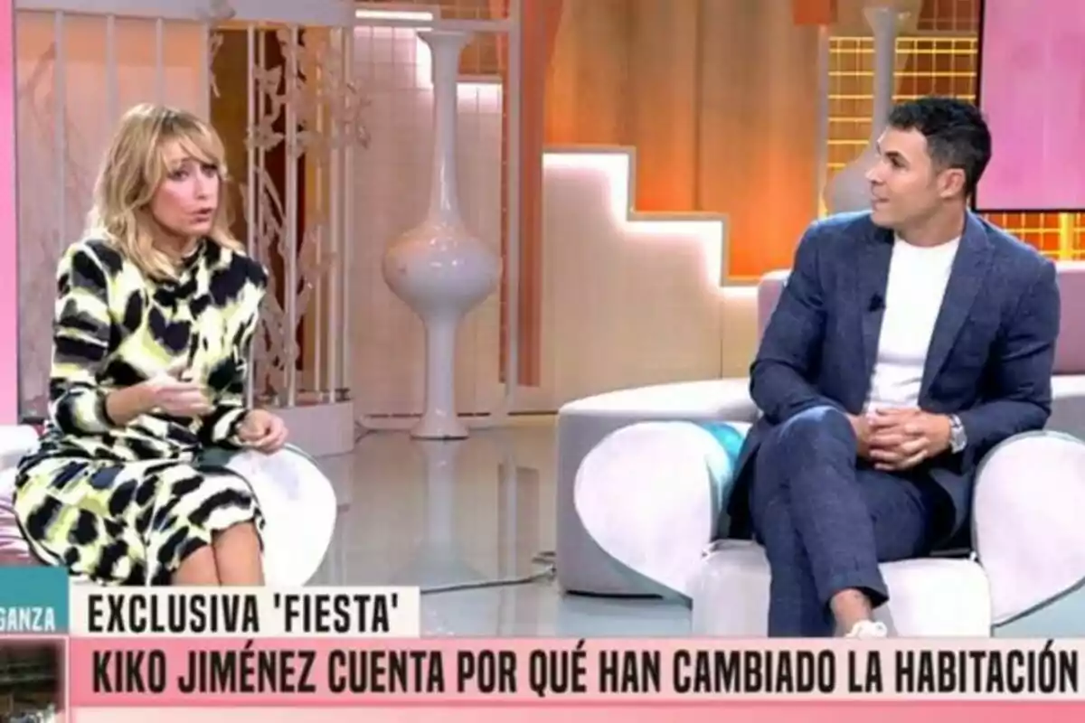 Emma García y Kiko Jiménez sentadas en un set de televisión durante una entrevista en el programa Emma García y Kiko Jiménez sentadas en un set de televisión durante una entrevista en el programa