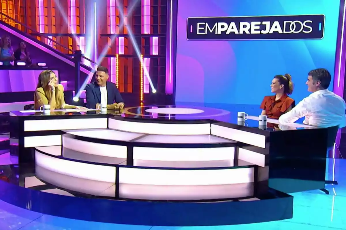 Susana Saborido, Joaquín, María José Campanarioioo i Jesulín d'Ubrique està assegut en un set de televisió colorit amb el rètol 