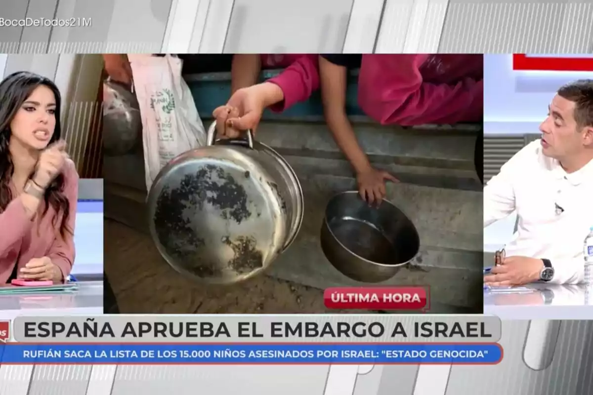 'En boca de todos' discute temas relacionados con un embargo a Israel mientras se muestra una imagen de personas sosteniendo ollas vacías. Al lado, Sarah Santaolalla con pelo castaño, chaqueta rosa y actitud de enfado. En la derecha, Antonio Naranjo con camisa blanca.