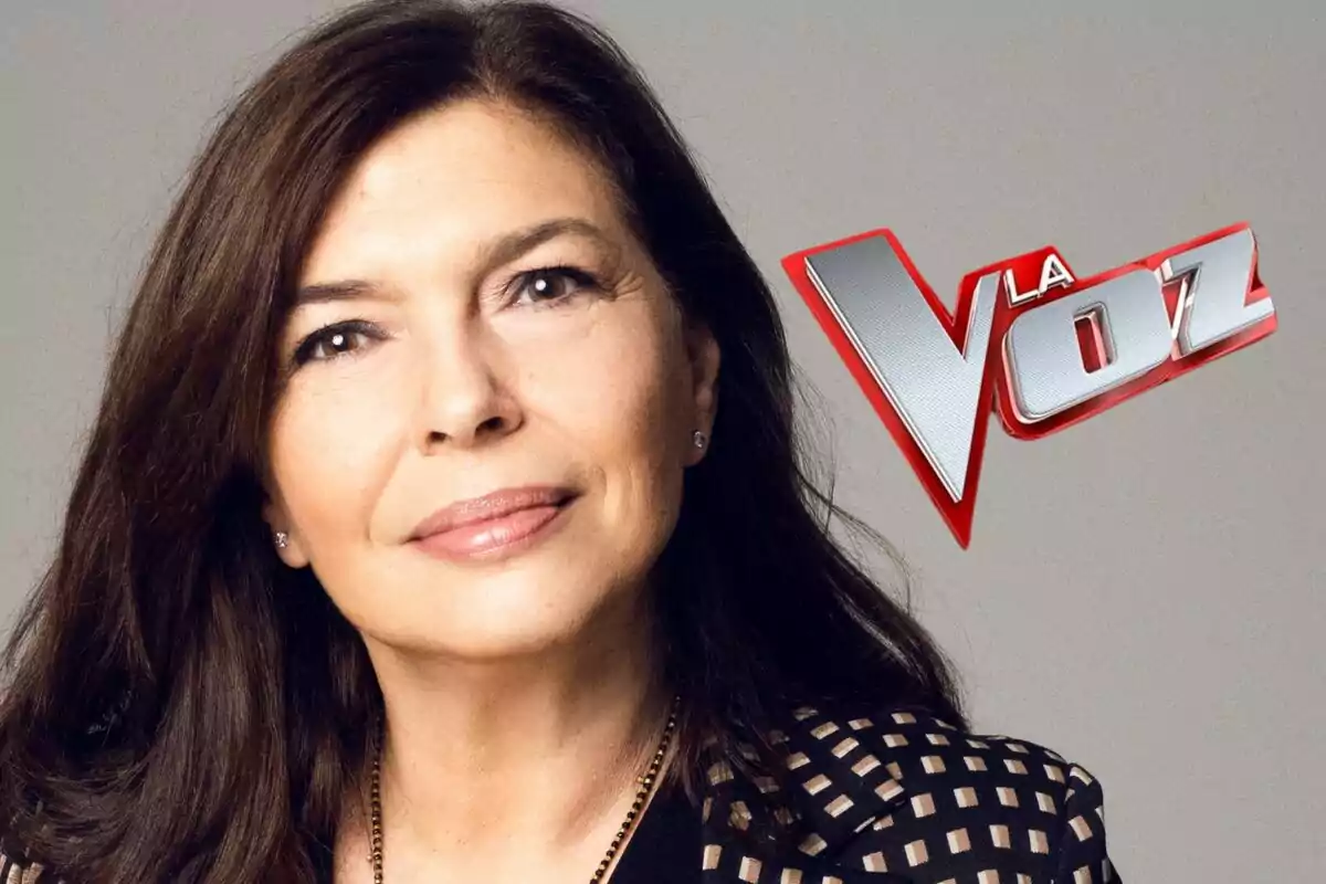Encarna Pardo de cabello oscuro con un fondo gris y el logo de "La Voz" a su lado.