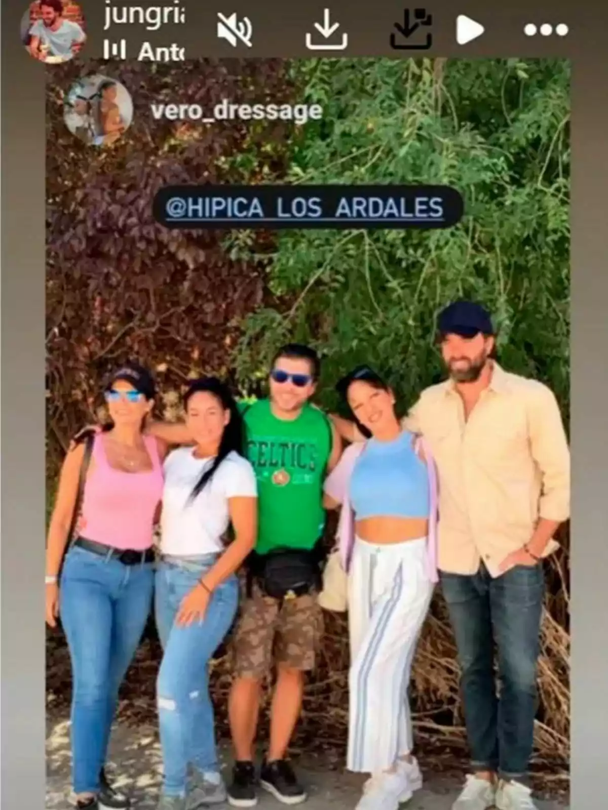 Javier Ungría junto a Ángel Cristo JR, Ana Herminia y otras personas posando juntas frente a un fondo de vegetación, con una etiqueta de ubicación que dice Javier Ungría junto a Ángel Cristo JR, Ana Herminia y otras personas posando juntas frente a un fondo de vegetación, con una etiqueta de ubicación que dice
