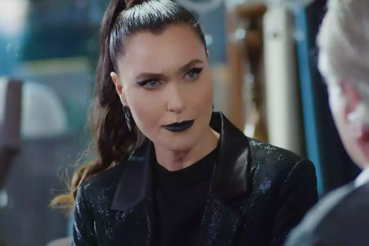Captura de Ender con los labios pintados de negro en Pecado Original Captura de Ender con los labios pintados de negro en Pecado Original