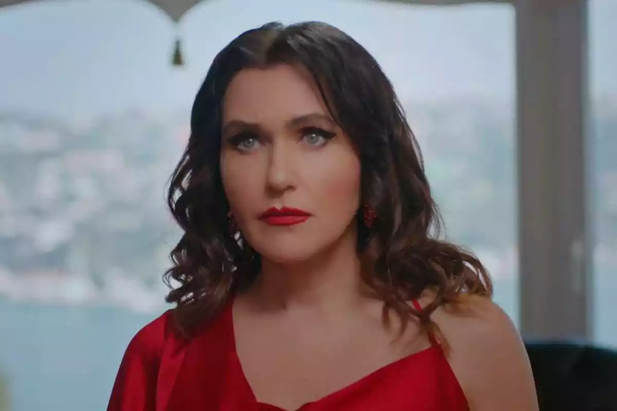 Captura de Ender con un vestido rojo en Pecado Original en Antena 3 Captura de Ender con un vestido rojo en Pecado Original en Antena 3