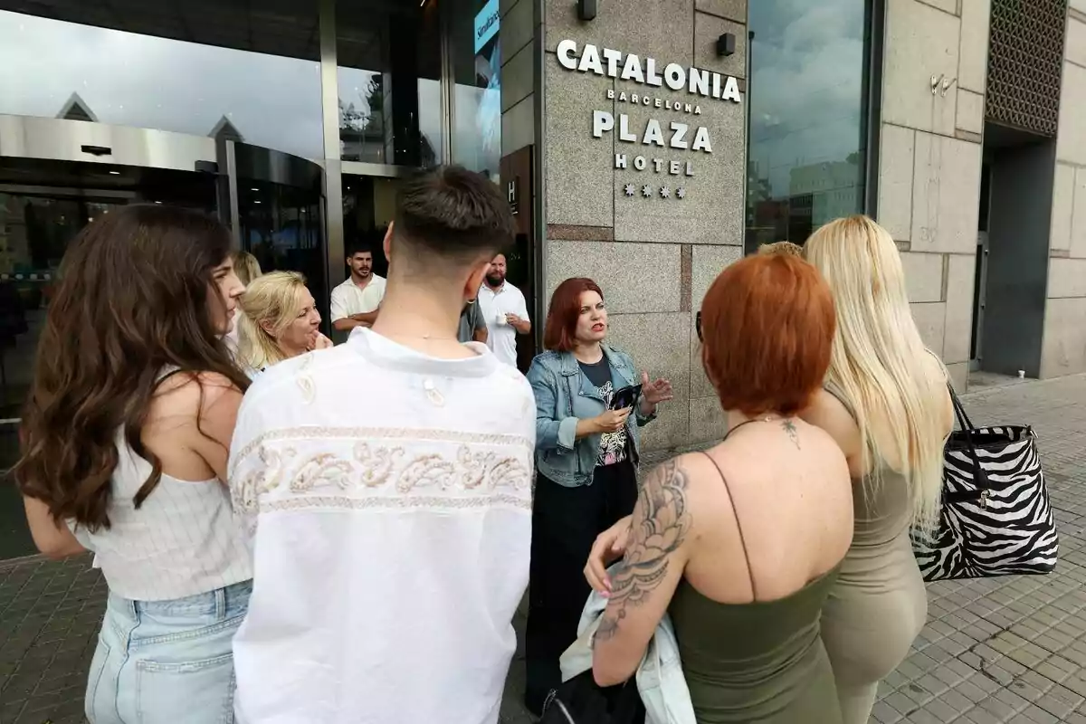 Un grup de persones estan reunits davant de l'entrada del Catalonia Barcelona Plaza Hotel, mentre una dona els parla amb Teresa Colomina, directora de càsting de Gran Hermano Un grup de persones estan reunits davant de l'entrada del Catalonia Barcelona Plaza Hotel, mentre una dona els parla amb Teresa Colomina, directora de càsting de Gran Hermano