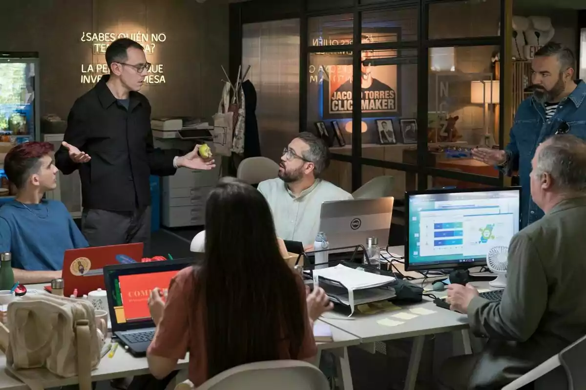 Un grupo de personas como Rober Bodegas y Alberto Casado en una oficina discute alrededor de una mesa con computadoras portátiles y documentos en Entrepreneurs. Un grupo de personas como Rober Bodegas y Alberto Casado en una oficina discute alrededor de una mesa con computadoras portátiles y documentos en Entrepreneurs.
