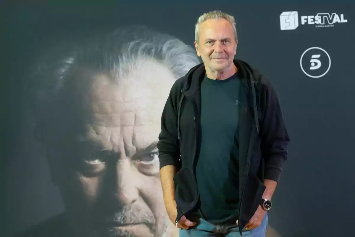 José Coronado dret davant d'un fons fosc que mostra una imatge ampliada de la cara, amb logotips d'un festival i un canal de televisió a la cantonada superior dreta a la presentació d'Entrevias. José Coronado dret davant d'un fons fosc que mostra una imatge ampliada de la cara, amb logotips d'un festival i un canal de televisió a la cantonada superior dreta a la presentació d'Entrevias.