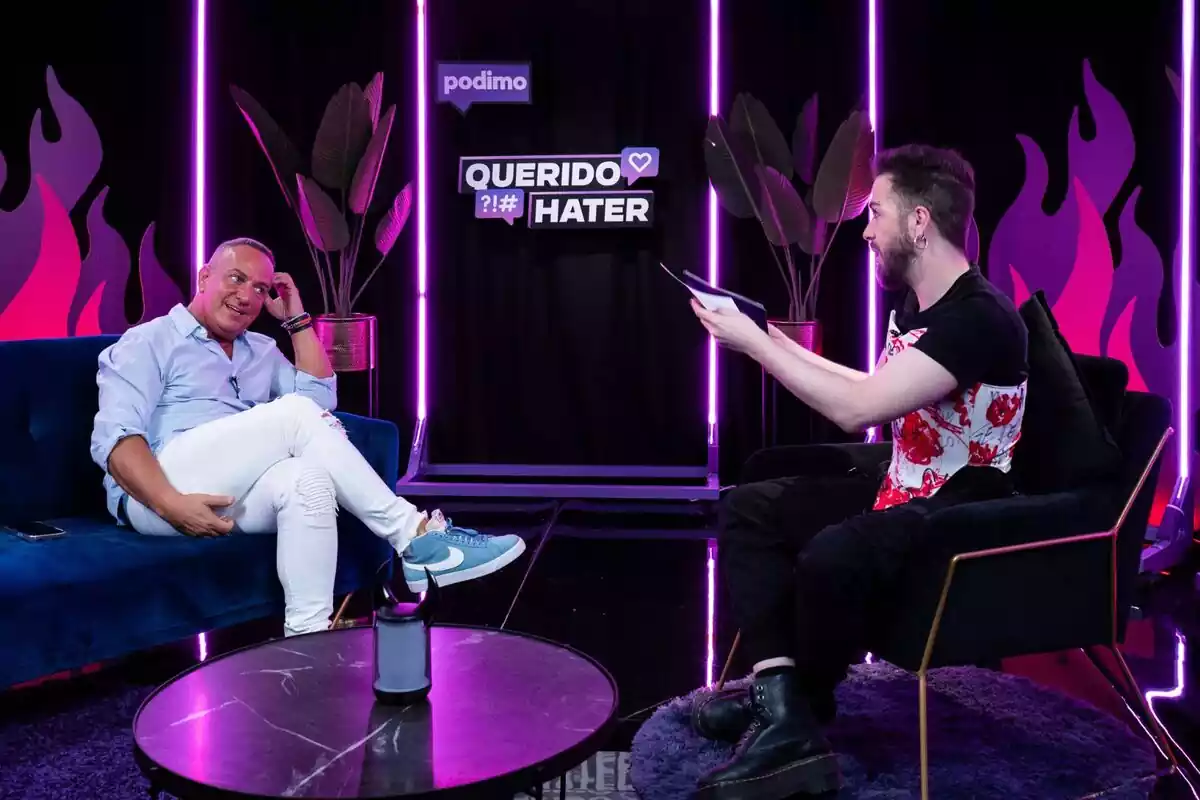 Fotografía de Victor Sandoval junto a Malbert en el podcast Querido Hater Fotografía de Victor Sandoval junto a Malbert en el podcast Querido Hater