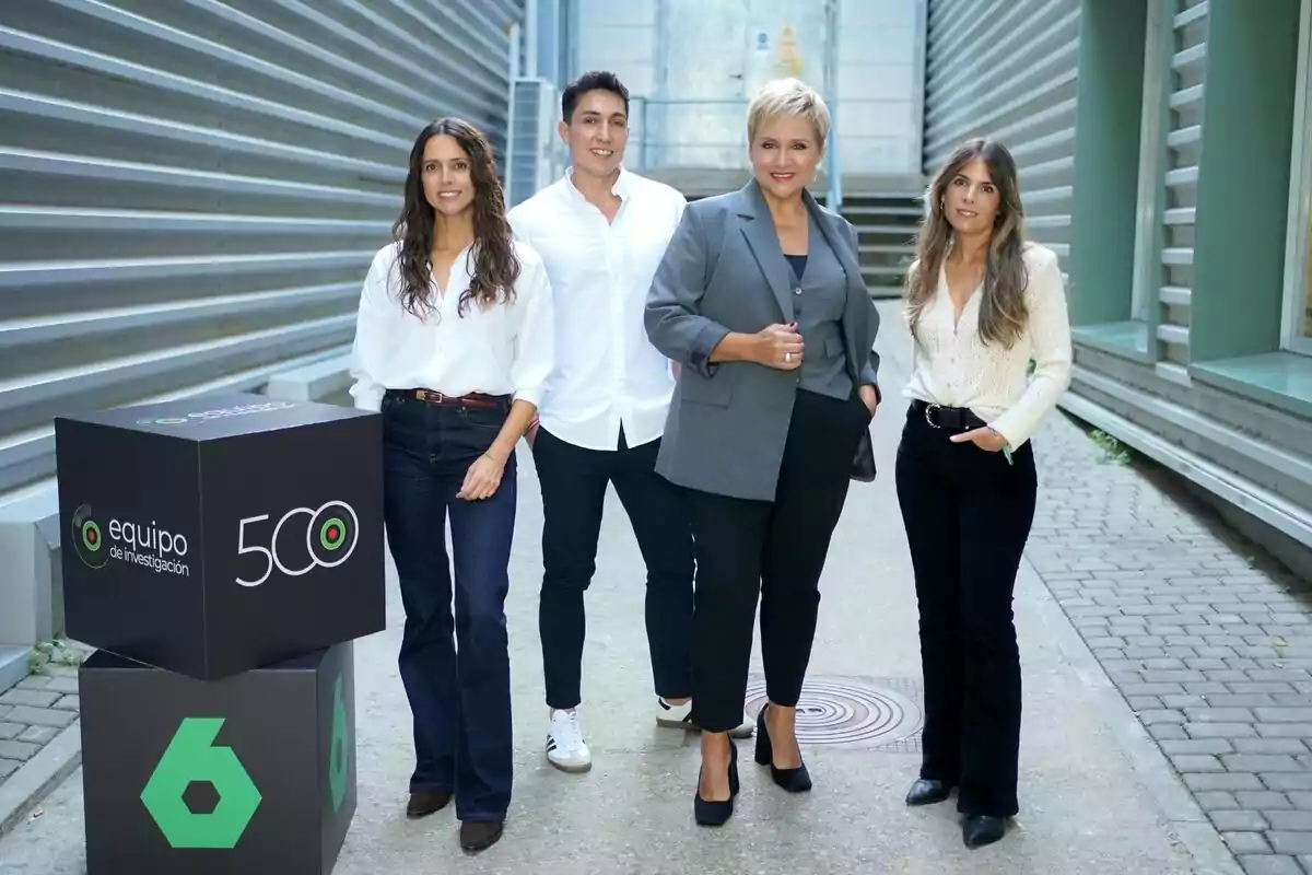 Guadalupe Dominguez, Bérnar Giménez, Gloria Serra y Rocío Lamaposando junto a cubos con logotipos de Guadalupe Dominguez, Bérnar Giménez, Gloria Serra y Rocío Lamaposando junto a cubos con logotipos de