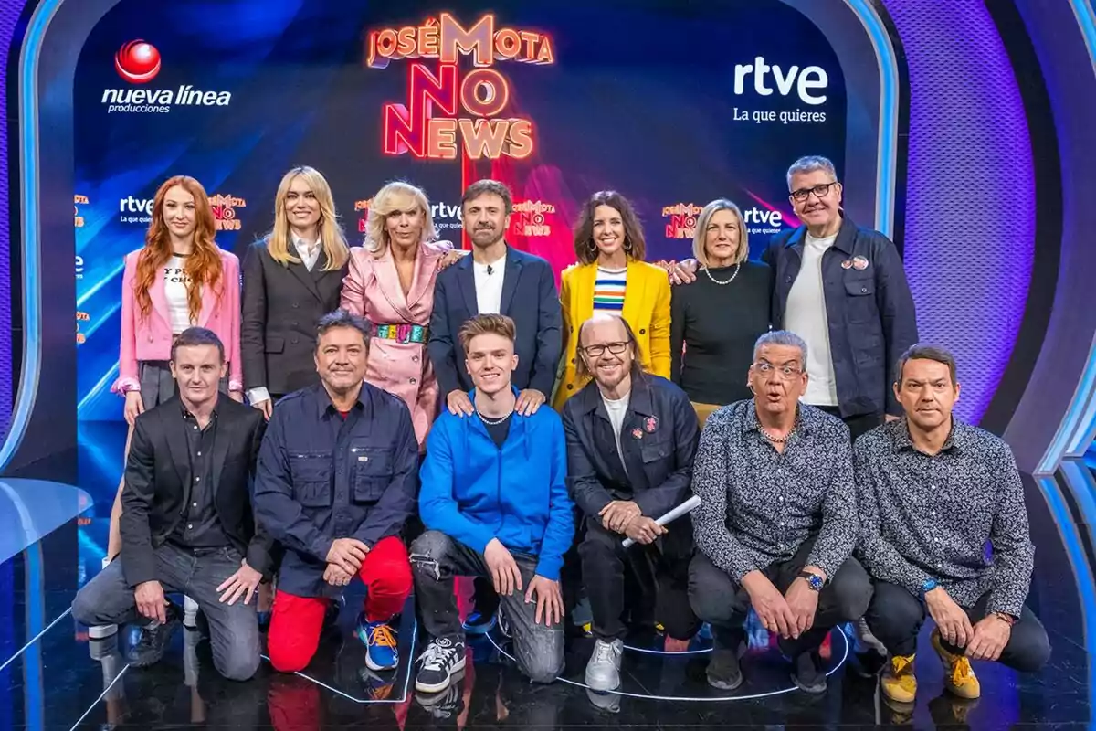 Equip i directiva de 'José Mota No News' posant juntes en un plató de televisió amb un fons que mostra el logotip de Equip i directiva de 'José Mota No News' posant juntes en un plató de televisió amb un fons que mostra el logotip de