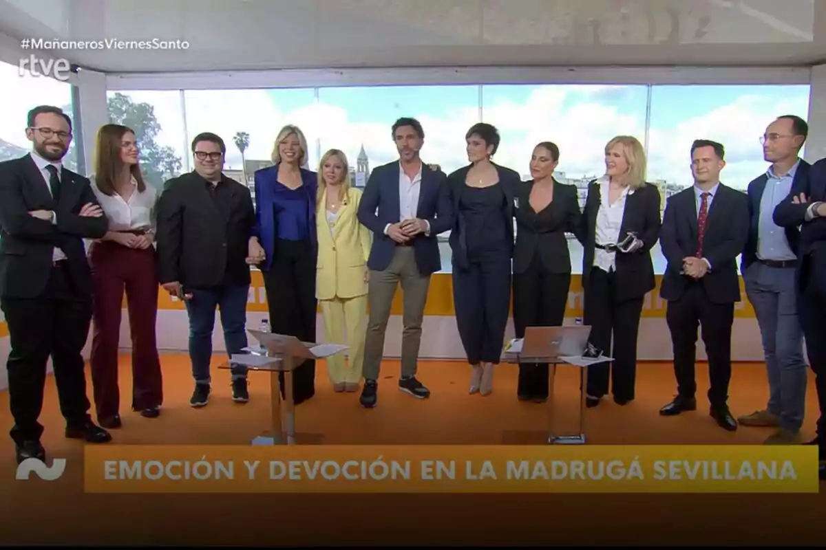 Un grupo de personas encabezado por Alberto Herrera, Miriam Moreno, Laura Lobo, Nieves Herrero o Alberto Guzmán posando juntas en un estudio de televisión con un fondo de ventanas grandes y un suelo naranja. Un grupo de personas encabezado por Alberto Herrera, Miriam Moreno, Laura Lobo, Nieves Herrero o Alberto Guzmán posando juntas en un estudio de televisión con un fondo de ventanas grandes y un suelo naranja.