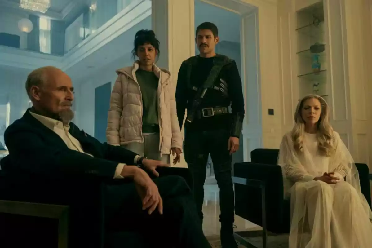 Cuatro personas están en una habitación elegante, dos sentadas y dos de pie, con una decoración moderna y luminosa en una escena de la última temporada de la serie The Umbrella Academy Cuatro personas están en una habitación elegante, dos sentadas y dos de pie, con una decoración moderna y luminosa en una escena de la última temporada de la serie The Umbrella Academy
