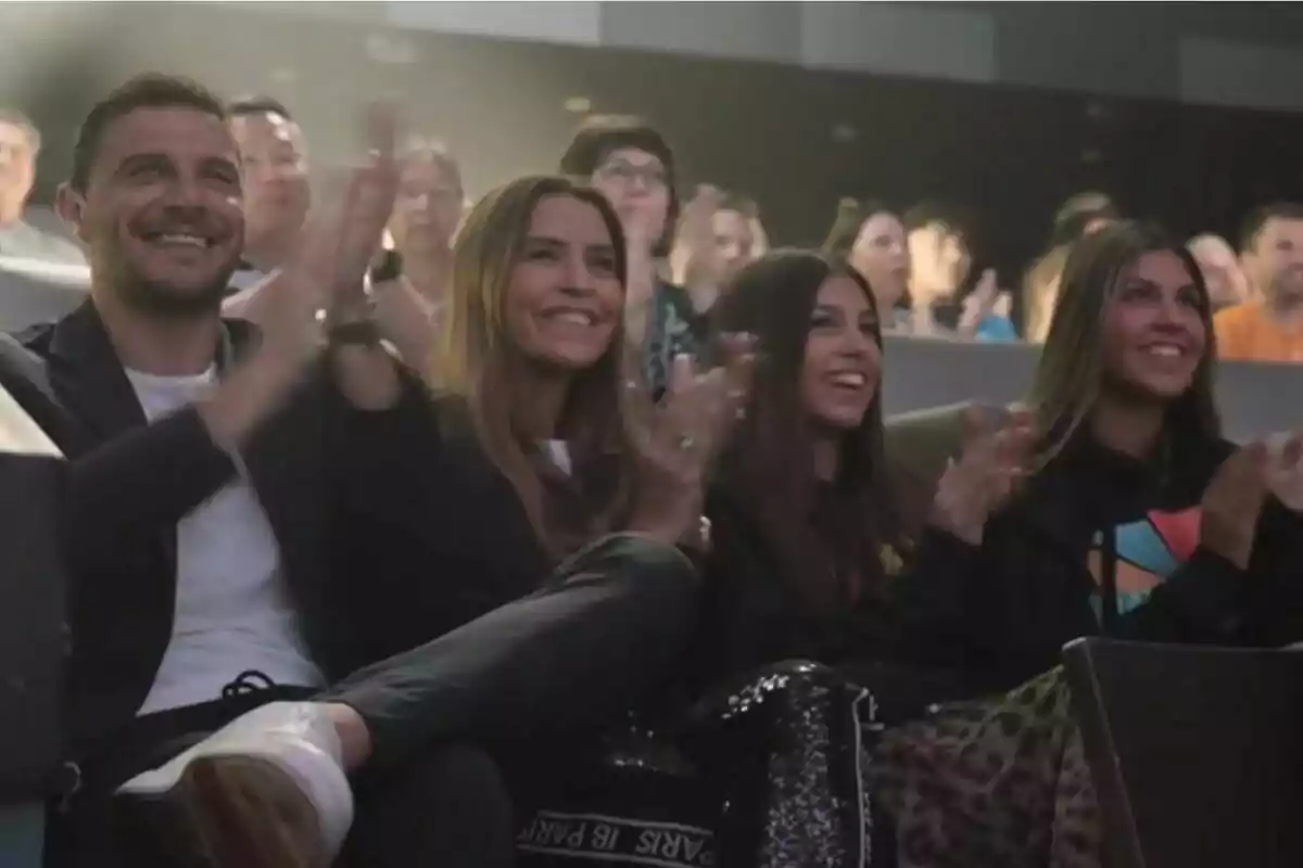 Joaquín Sánchez, Susana Saborido, Daniela Sánchez y Salma Sánchez sentados en una audiencia aplaudiendo y sonriendo. Joaquín Sánchez, Susana Saborido, Daniela Sánchez y Salma Sánchez sentados en una audiencia aplaudiendo y sonriendo.