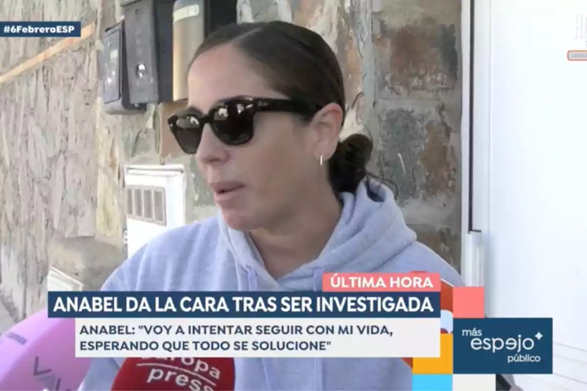 Anabel Pantoja con gafas de sol y sudadera hablando frente a un micrófono de prensa con un fondo de pared de piedra. Captura de 'Espejo Público' Anabel Pantoja con gafas de sol y sudadera hablando frente a un micrófono de prensa con un fondo de pared de piedra. Captura de 'Espejo Público'