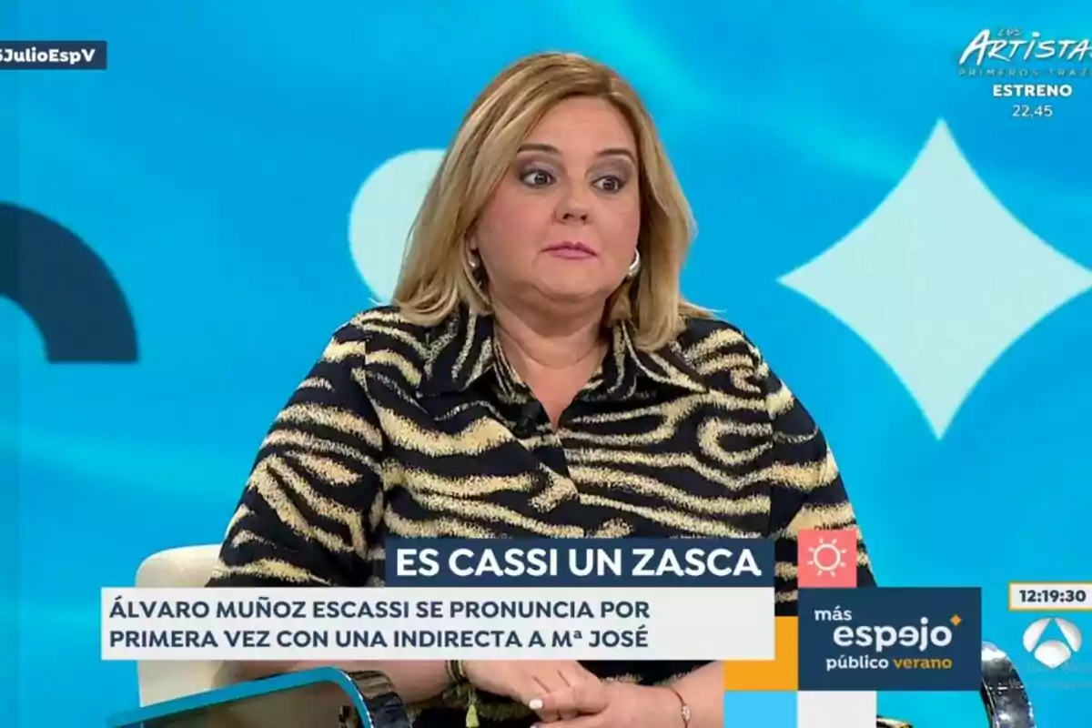 Pilar Vidal con una blusa de estampado animal está sentada en 'Espejo Público' con un fondo azul y gráficos geométricos. Captura de 'Espejo Público' el 25 de julio de 2024 Pilar Vidal con una blusa de estampado animal está sentada en 'Espejo Público' con un fondo azul y gráficos geométricos. Captura de 'Espejo Público' el 25 de julio de 2024