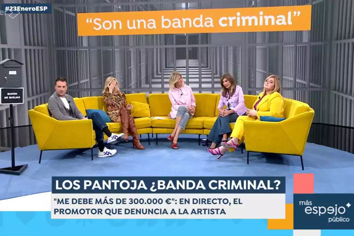 Un grup de persones està assegut en un plató de televisió amb un fons que simula una presó, mentre discuteixen sobre un tema polèmic relacionat amb una suposada banda criminal. Captura d''Espejo Público'. Un grup de persones està assegut en un plató de televisió amb un fons que simula una presó, mentre discuteixen sobre un tema polèmic relacionat amb una suposada banda criminal. Captura d''Espejo Público'.