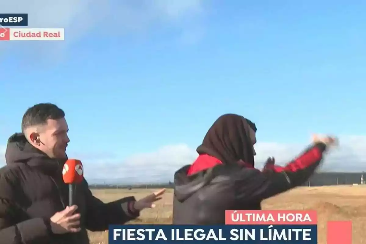 Un reportero con micrófono de Espejo Público entrevista a una persona en un campo abierto bajo un cielo despejado. Un reportero con micrófono de Espejo Público entrevista a una persona en un campo abierto bajo un cielo despejado.
