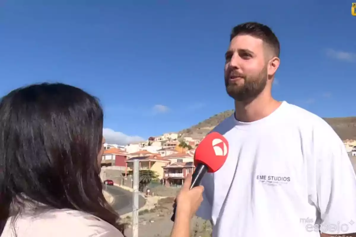 Una reportera entrevista David Rodríguez a l'aire lliure amb cases i turons al fons. Captura de 'Espejo Público'. Una reportera entrevista David Rodríguez a l'aire lliure amb cases i turons al fons. Captura de 'Espejo Público'.