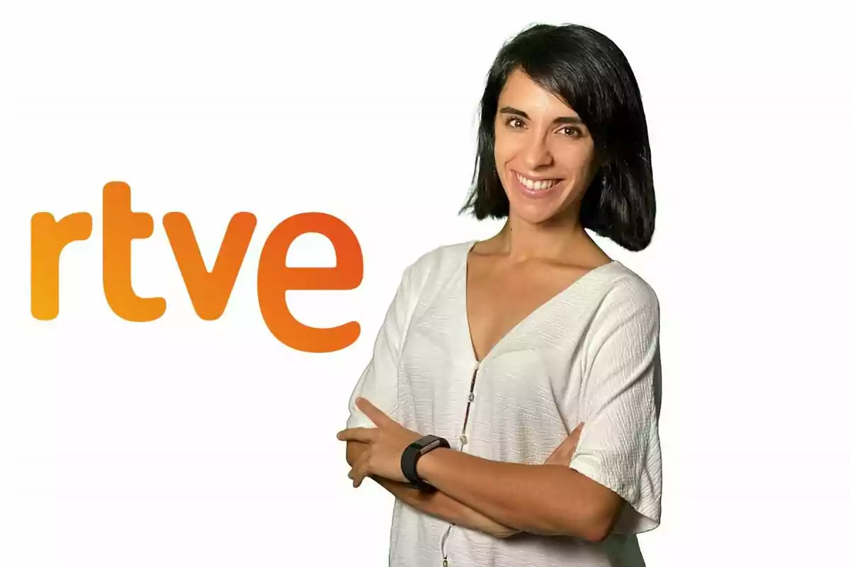 Esther González Garín sonriendo con los brazos cruzados frente a un logotipo de RTVE.